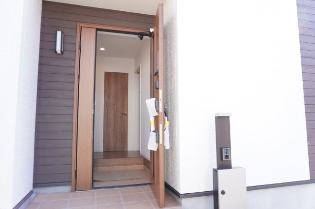 草加市金明町　新築分譲住宅の玄関