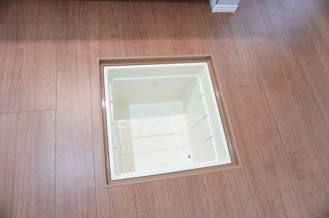 草加市金明町　新築分譲住宅のキッチン|床下収納