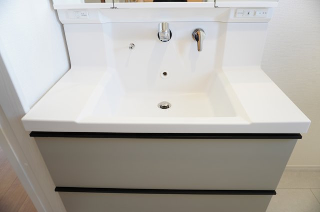 草加市金明町　新築分譲住宅の独立洗面台