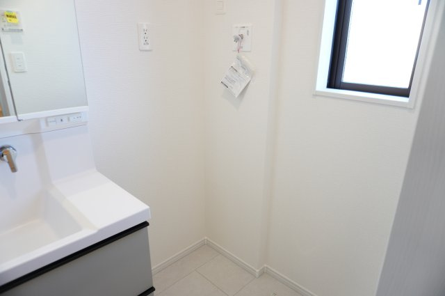 草加市金明町　新築分譲住宅のランドリースペース