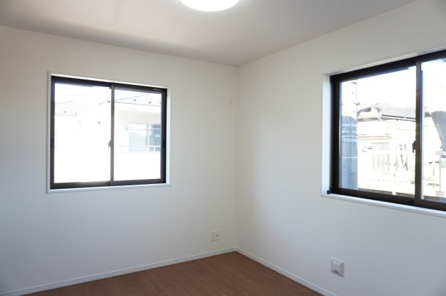 草加市金明町　新築分譲住宅の洋室|5.25帖（西側）