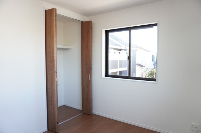 草加市金明町　新築分譲住宅の洋室