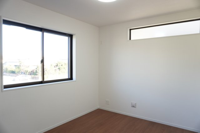 草加市金明町　新築分譲住宅の洋室|5.25帖（東側）