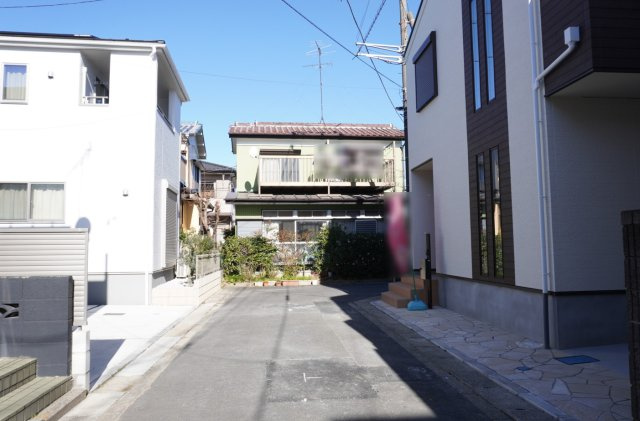 草加市金明町　新築分譲住宅の前面道路含む現地写真