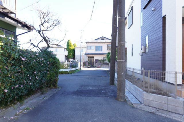 草加市金明町　新築分譲住宅の前面道路含む現地写真