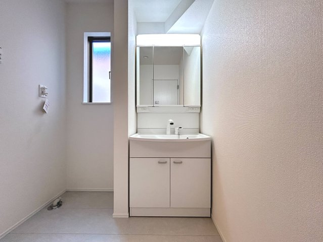 ハートフルタウン　一宮市浅井町5期　全3区画分譲の独立洗面台|奥行約420mmのコンパクト設計で従来品と異なり洗面ボウルの成型の精度が高い為スッキリ納まります。