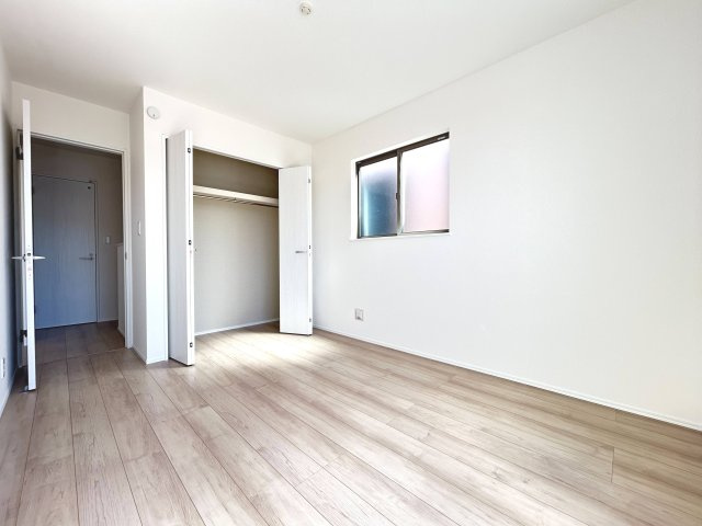 ハートフルタウン　一宮市浅井町5期　全3区画分譲の洋室|木目の美しさを際立たせるシンプルデザインで、室内に落ち着きと安らぎを与えてくれます。