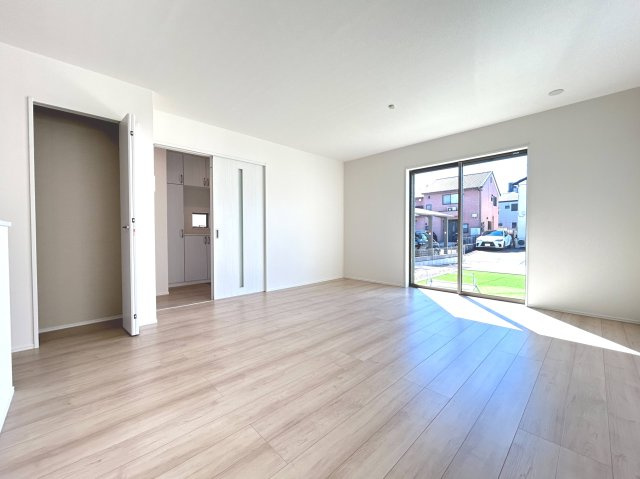 ハートフルタウン　一宮市浅井町5期　全3区画分譲の居間・リビング|フローリング材には木目調で木材特有の風合いがあり、ナチュラルな美しさになっています。