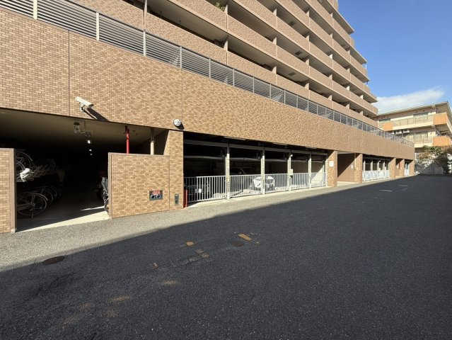 ライオンズマンション上野芝駅前の駐車場