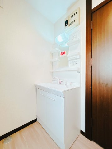 北見市田端町１２３番地１６　中古売家の独立洗面台|【リフォーム後】洗面化粧台は新品に交換致しました。