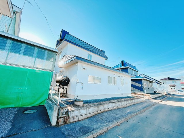 【外観】 | 北見市田端町１２３番地１６　中古売家 | 【リフォーム後】外観別アングルです。カーポート、物置、サンルームを解体致しました。