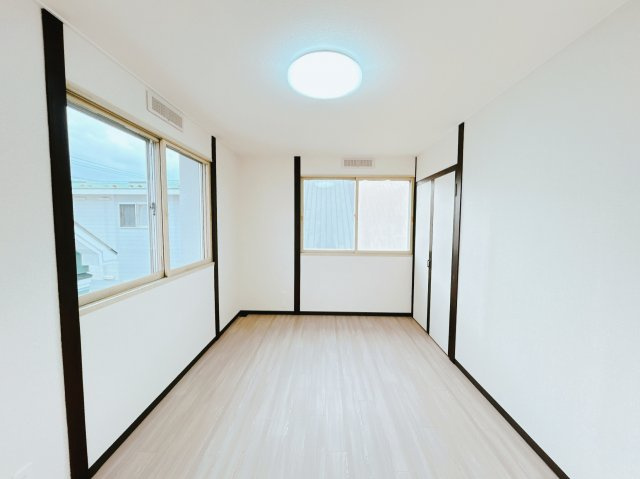 【洋室】 | 北見市田端町１２３番地１６　中古売家 | 【リフォーム後】2階7.5帖洋室です。床と壁紙の張替えを行いました。