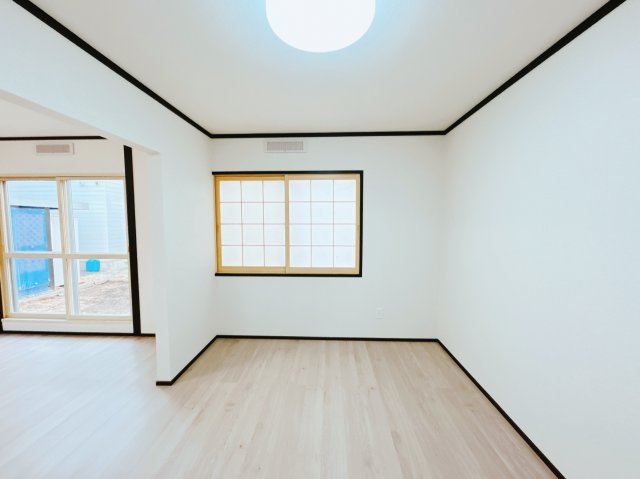 北見市田端町１２３番地１６　中古売家の居間・リビング|【リフォーム後】１階和室は洋室に変更し壁を新設し、リビングと繋げました。