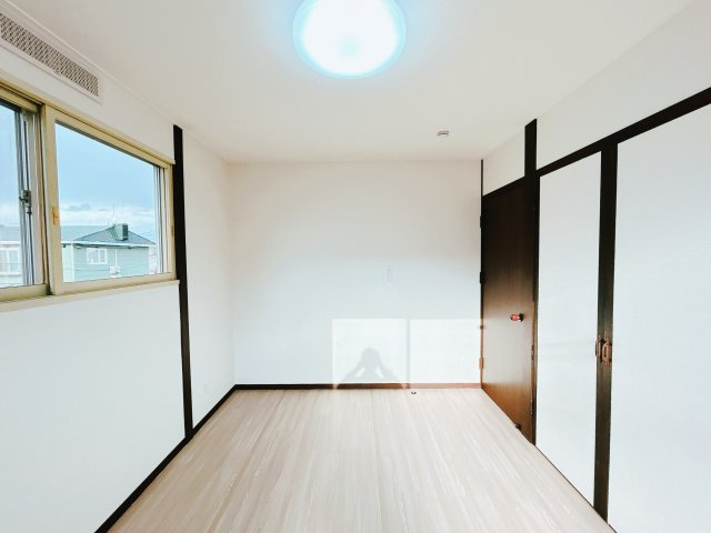 【洋室】 | 北見市田端町１２３番地１６　中古売家 | 【リフォーム後】２階６帖洋室別です。床と壁の張替を行いました。