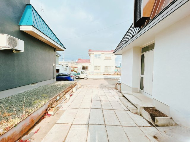 【駐車場】 | 北見市田端町１２３番地１６　中古売家 | 【リフォーム後】カーポートを解体しました。駐車は縦列2台可能です。