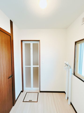 【脱衣所】 | 北見市田端町１２３番地１６　中古売家 | 【リフォーム後】洗面所です。クロス張替えとクッションフロア重ね張りしました。