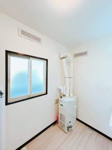 【発電・温水設備】 | 北見市田端町１２３番地１６　中古売家 | 【リフォーム後】給湯器は新品に交換致しました。自身で交換するとそれなりに費用がかかるので新品だと安心です。