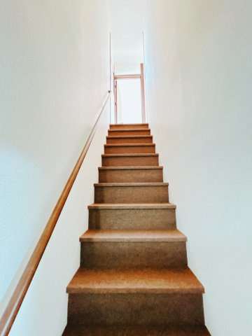 【その他共用部分】 | 北見市田端町１２３番地１６　中古売家 | 【リフォーム後】階段です。こちらはクロスの張替えと絨毯を上張しました。