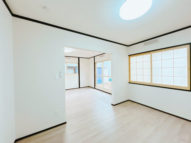 北見市田端町１２３番地１６　中古売家の居間・リビング|【リフォーム後】１階リビング別アングルです。