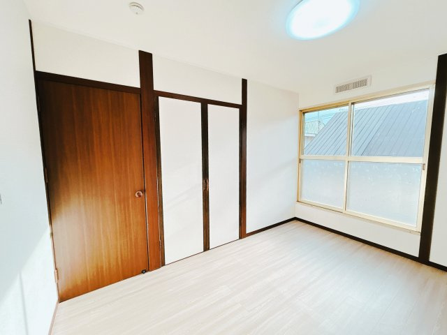 北見市田端町１２３番地１６　中古売家の洋室|【リフォーム後】２階６帖洋室別アングルです。