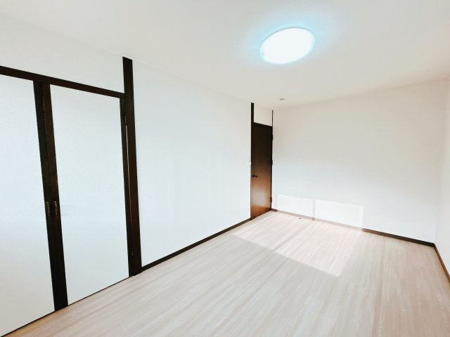  | 北見市田端町１２３番地１６　中古売家 | 【リフォーム後】２階７.5帖洋室別アングルです。