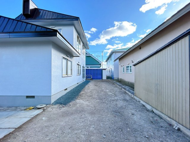 北見市田端町１２３番地１６　中古売家の外観|【リフォーム後】カーポートを解体しました。駐車は縦列2台可能です。