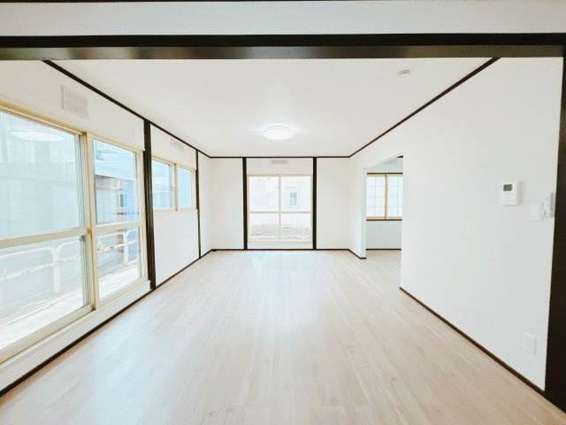 北見市田端町１２３番地１６　中古売家の居間・リビング|【リフォーム後】リビングです。床と壁の張替を行いました。