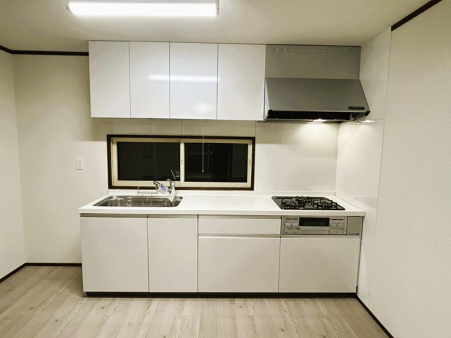 【キッチン】 | 北見市田端町１２３番地１６　中古売家 | 【リフォーム後】キッチンは幅約255cmと広々しています。