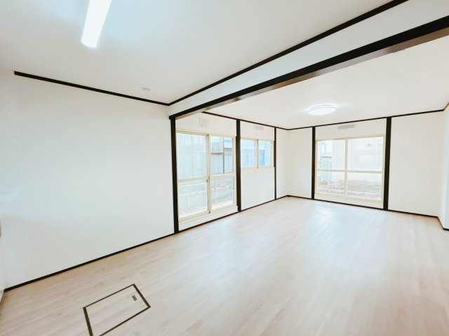【居間・リビング】 | 北見市田端町１２３番地１６　中古売家 | 【リフォーム後】リビング別アングルです。