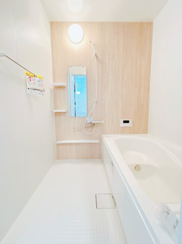 【浴室】 | 北見市田端町１２３番地１６　中古売家 | 【リフォーム後】ユニットバスは新品に交換しました。浴槽は大人も足を伸ばしてゆったり浸かれる広さです。