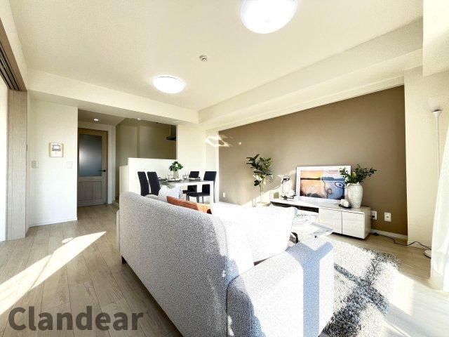 ライオンズマンション東堀切二丁目の居間・リビング|ドキドキの新生活も、安心してスタート。ぴったりの住まいを見つけませんか？クランディアが一緒に住まい選びをサポートします‼　まずは、お気軽にお問合せください　＃クランディア