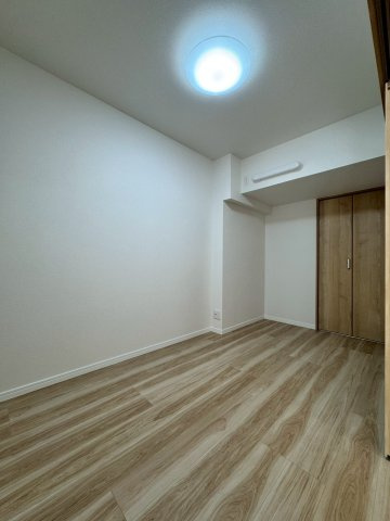 寝屋川コーポラスの洋室|洋室約4.3帖です。全居室に収納スペースございます。