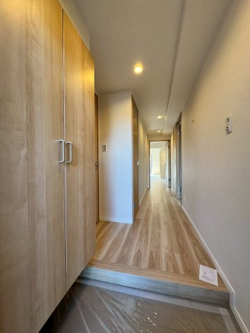 寝屋川コーポラスの玄関|大容量のシューズボックス付きです。靴の多い方にも安心の収納力。