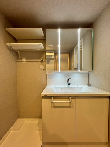 寝屋川コーポラスの独立洗面台|ツインライン照明が特徴的な洗面台です。