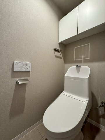 寝屋川コーポラスのトイレ|吊戸棚付きでトイレ用品もすっきり片付きます。