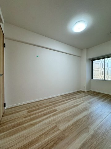 寝屋川コーポラスの洋室|洋室約5.3帖のお部屋です。WIC付きの洋室です。