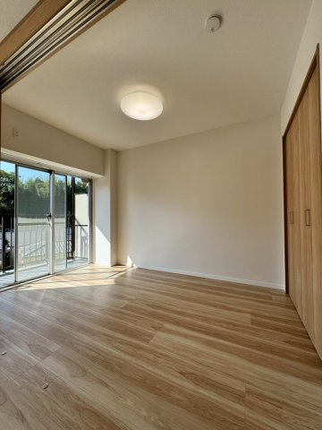 寝屋川コーポラスの洋室|洋室約5帖です。大きめのクローゼット付きでしっかり収納できます。