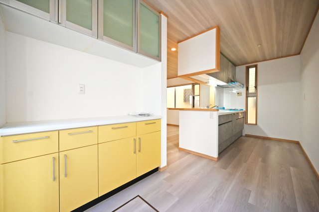 宝塚市高司3丁目中古戸建｜4LDK+駐車2台可(車種制限有)のキッチン|1階キッチンの内観写真です。大容量収納を搭載したユニットは実生活上のすっきりとしたLDKを実現します。カップボード付きです。