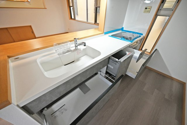 宝塚市高司3丁目中古戸建｜4LDK+駐車2台可(車種制限有)のキッチン|天板とワークトップ下の収納は満足のいくスペースが備わっています。 大きな鍋などもゆったりと収納いただけます。食洗機が備えられています。