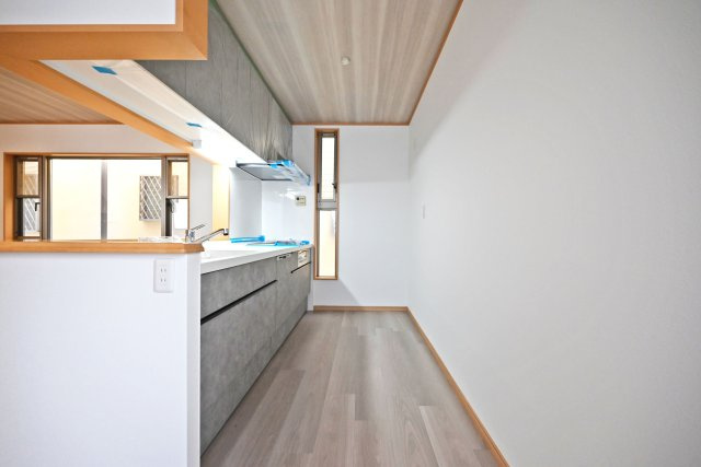 宝塚市高司3丁目中古戸建｜4LDK+駐車2台可(車種制限有)のキッチン|1階キッチンの内観写真です。対面式キッチンを採用しているため視界は広く、ご家族間やご来訪者とのコミュニケーションも一体的に取り易くなっております。