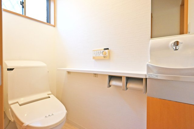 宝塚市高司3丁目中古戸建｜4LDK+駐車2台可(車種制限有)のトイレ|1階キッチンの内観写真です。対面式キッチンを採用しているため視界は広く、ご家族間やご来訪者とのコミュニケーションも一体的に取り易くなっております。