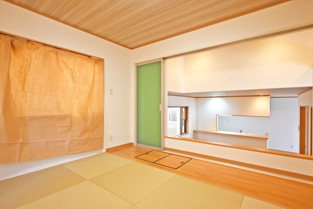 宝塚市高司3丁目中古戸建｜4LDK+駐車2台可(車種制限有)の和室|-和室(1F)-スキップフロアの和室は「くつろぎ空間」帰宅時にちょっと寝転がりたいときや、家事の合間の休憩などの際に便利です。