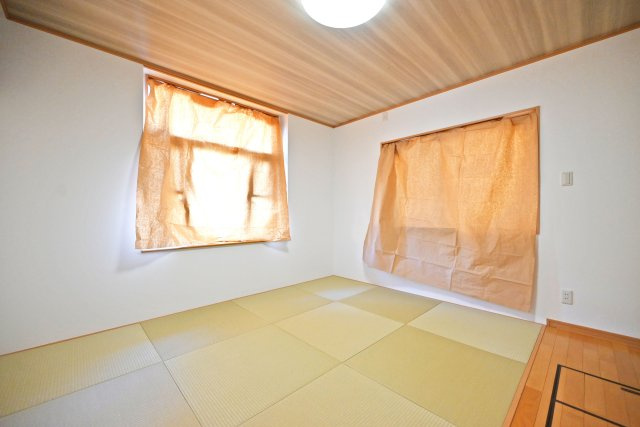 宝塚市高司3丁目中古戸建｜4LDK+駐車2台可(車種制限有)の和室|-1階和室- 和室下には収納室付でお布団や座布団をゆったり収納することができます。 また、容量が大きいため大型の季節物を収納することが可能です。