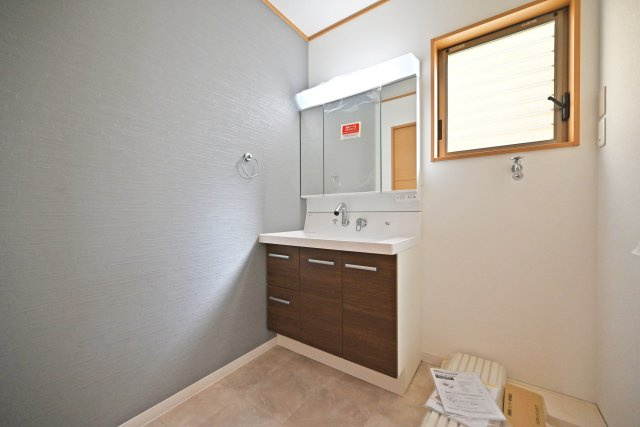 宝塚市高司3丁目中古戸建｜4LDK+駐車2台可(車種制限有)の独立洗面台|2階洗面室に入ってすぐの内観写真です。 洗面台は3面鏡裏収納付きのドレッサーです。