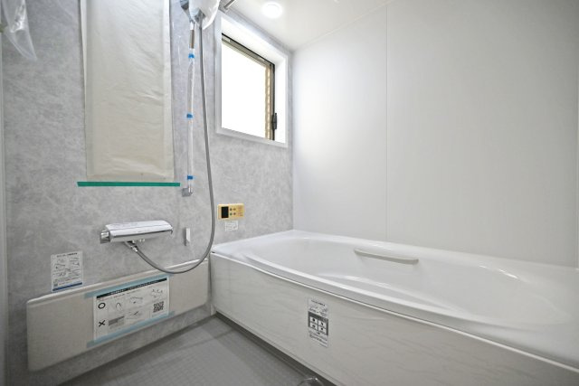 宝塚市高司3丁目中古戸建｜4LDK+駐車2台可(車種制限有)の浴室|2階浴室の内観写真です。 浴室には小窓があるので、換気がしやすく、カビ防止につながります。