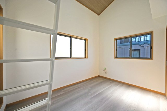 宝塚市高司3丁目中古戸建｜4LDK+駐車2台可(車種制限有)の洋室|2階主寝室想定の洋室です。 2面採光の為、採光通風ともに良好です。全洋室、上部にはロフトが設けられています。