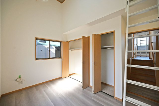 宝塚市高司3丁目中古戸建｜4LDK+駐車2台可(車種制限有)の洋室|-主寝室(2F)-
収納庫内には枕棚とハンガーレールを配置しています。 限られた収納スペースでもすっきりと片付けることが出来ます。