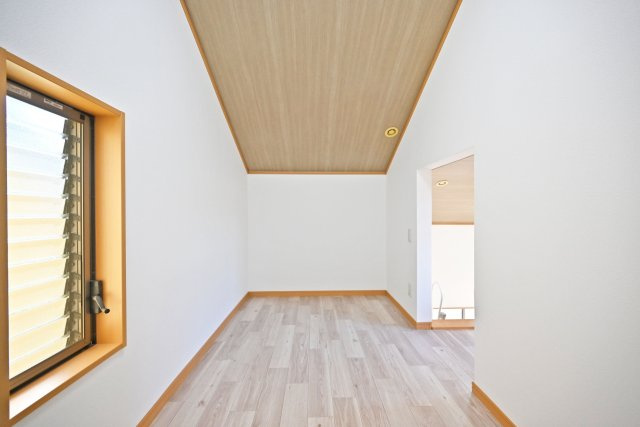 宝塚市高司3丁目中古戸建｜4LDK+駐車2台可(車種制限有)の収納|-ロスト5.5帖(2F)-
主寝室上部ロフトの内観写真です。書斎としてもご活用頂けます。