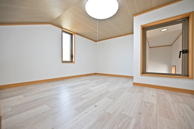 宝塚市高司3丁目中古戸建｜4LDK+駐車2台可(車種制限有)の収納|-ロフト3帖(2F)-