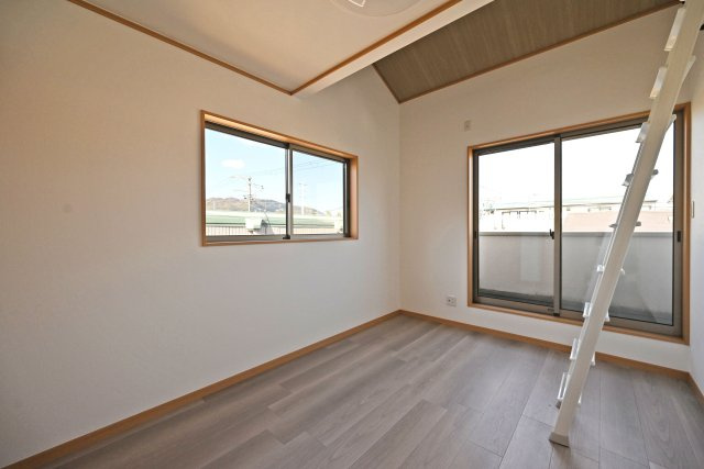 宝塚市高司3丁目中古戸建｜4LDK+駐車2台可(車種制限有)の洋室|-洋室6帖(2F)-